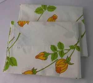 JP Stevens Tastemaker Pair of Standard Pillowcases Yellow Roses 70s - Picture 1 of 7