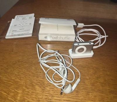 Apple iPod Shuffle 2nd Gen 1GB A1204 White And Dock and earbuds bundle - Image 1 of 2