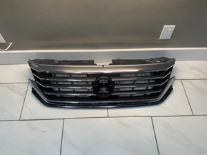 OEM Volkswagen Passat S SE SEL Grille 561.853.653 - Picture 1 of 8