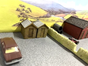 2x Hornby Skaledale R8576 OO/HO Gauge Garden Sheds in Very Good Condition - Picture 1 of 6