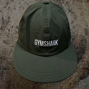 Gymshark Erwachsene Unisex Mütze Fitnessstudio verstellbar Polyester Kappe Einheitsgröße flach olivgrün - Bild 1 von 5