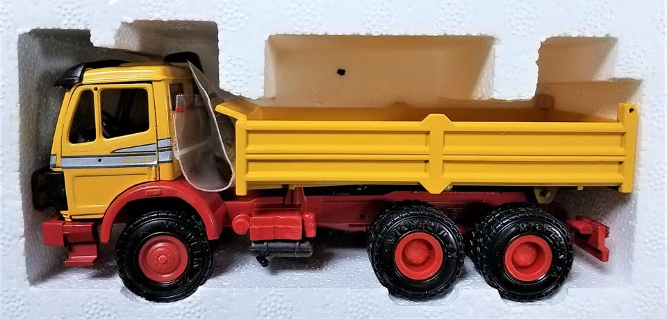 Camión de volteo NZG 315 Mercedes-Benz 2635 - 3 ejes - amarillo/rojo 1/43 fundido a presión sin usar, en caja Foto 1 de 1