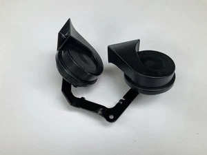 OEM New Tesla Y PAIR Low & High Pitch Horn 400 500 Hz w/Bracket Assy 1507242-00 - Bild 1 von 9