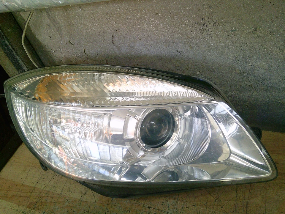 2008 Skoda Fabia 5j DRIVERS OFF SIDE RIGHT halogen headlight HEAD LIGHT LAMP - image 1 of 1