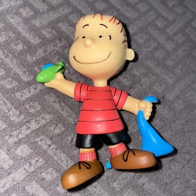 Figura de juguete de PVC Peanuts Linus con manta Just Play 3" adorno de pastel Foto 1 de 4