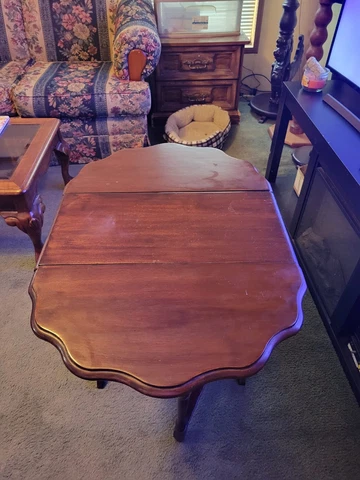 Antique Gate Leg Drop Leaf Table in Very Good Condition Cover