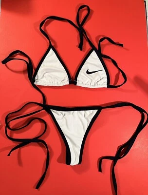 Nuevo con etiquetas Traje de baño grande de bikini parte superior e inferior con logotipo Nike negro/blanco Foto 1 de 4