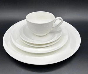 Solar White Swirl de Wedgwood Bone China 5 piezas ajuste de lugar - Imagen 1 de 4