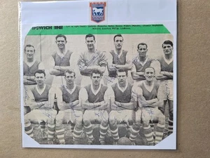 IPSWICH TOWN 1961-62 LEAGUE CHAMPIONS FULLY HAND-SIGNED (11) PHOTOCARD - Picture 1 of 4