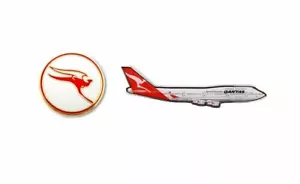 SET OF 2 QANTAS AUSTRALIA RETRO ROUND LOGO PIN & BOEING B787 PLANE PIN BADGE - Foto 1 di 1