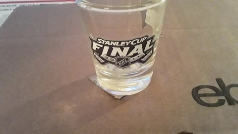 BOSTON BRUINS 2011 NHL STANLEY CUP FINAL CHAMPIONSHIP GLASS SHOTGLASS 2 OZ SIZE Cover