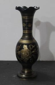 ¡Ébano y bronce! "Florero vintage grabado con diseño floral de 7 3/4"" de alto elegante y decretivo" - Imagen 1 de 5