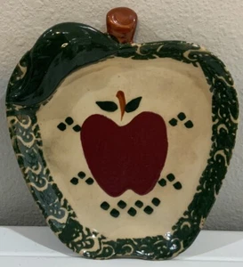 Plato plano de cerámica verde con forma de manzana roja de colección textura elevada en diseño - Imagen 1 de 6