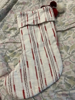 Medias de Navidad Hearth & Hand Magnolia - Pompones a rayas rojas agrias crema blancas Foto 1 de 4