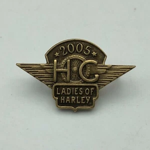 2005 Damas De Harley Davidson Alas Motocicleta Chaleco Chaqueta Sombrero Pin Hog N6 - Imagen 1 de 12