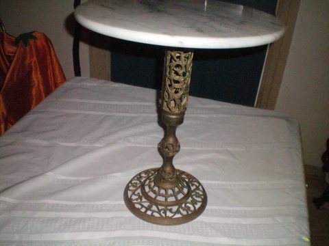 VINTAGE SMALL MARBLE TOP TABLE BRASS VENTED BASE MEASH LOOK DECORATIVE PATTERN Cover
