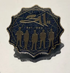 311 Band Pin 2022 Tour VIP Konzert Musik Erinnerungsstücke schwarz gold limitierte Anzahl - Bild 1 von 4