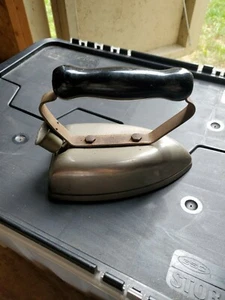 vintage Universal Landers Frary & Clark iron E9070 primitive  doorstop? bookend? - Picture 1 of 6