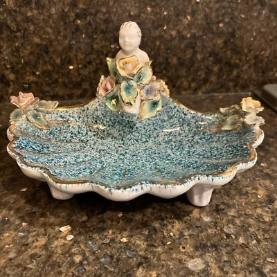 Jabonera/abalonera de mediados de siglo de colección con forma de concha con querubín y flores Italia leer Foto 1 de 4