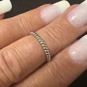 ANILLO DE BANDA DE DISEÑO DE GIRO DE PLATA ESTERLINA DULCE SIMPLE CON CLASE ESTATE TALLA 5 - Imagen 1 de 24