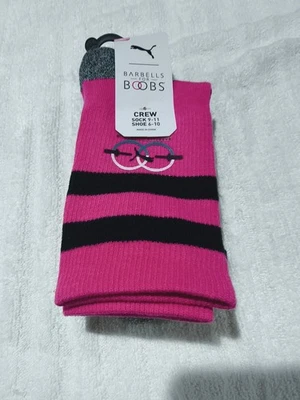 Paquete de 2 calcetines Puma Barbells For Boobs Crew rosa cáncer de mama para mujer talla 9-11” Foto 1 de 4