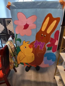 HAPPY PASCUA POLLITOS HUEVO Y CHOCOLATE CONEJITO CASA Bandera 27 1/2" X 44 1/2" - Imagen 1 de 1