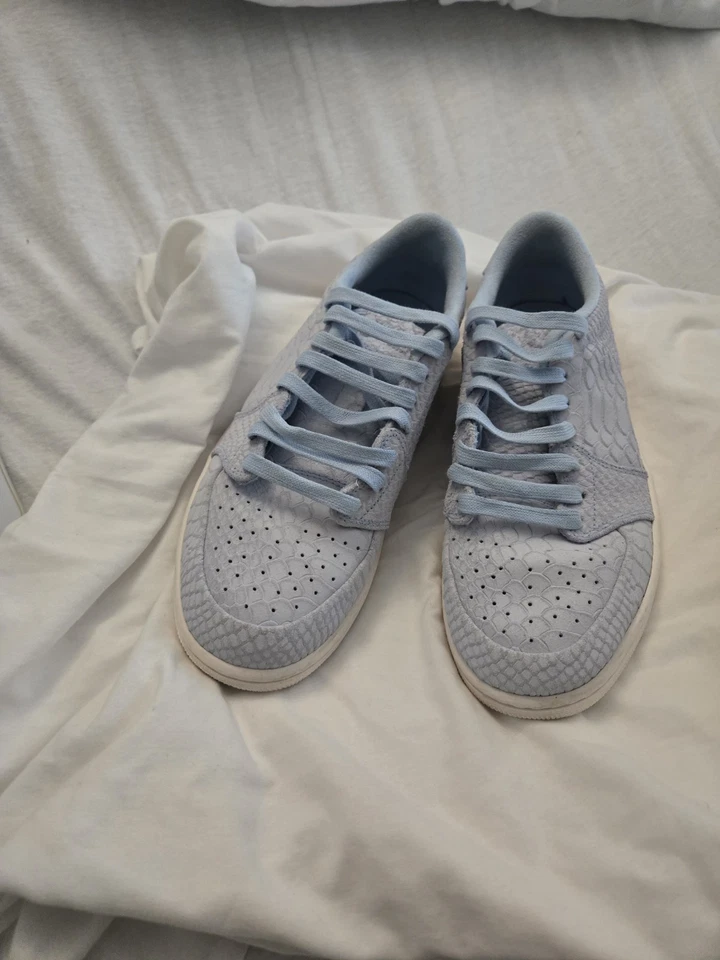 Jordan 1 Azul Hielo Bajo Sin Swoosh Foto 1 de 4