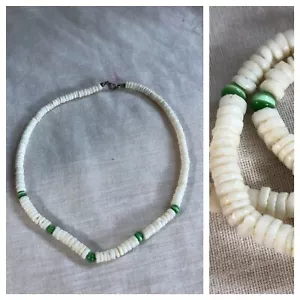Collana hawaiana conchiglia puka bianca lucida verde liscio gatti perline surfista 16" - Foto 1 di 8