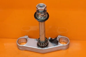 08-16 2016 YAMAHA YZF R6 OEM FRONT FORKS CLAMP LOWER TRIPLE TREE STEM 5K MILES - Picture 1 of 11