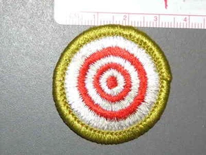 Distintivo merito boy scout tiro fucile e fucile (blu pb) circa '76-'02 2550R - Foto 1 di 1