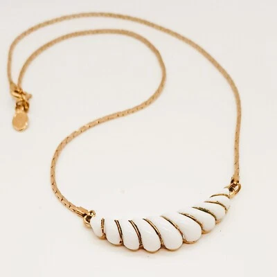 80-е белое зубчатое ожерелье 16 дюймов золотистый завиток винтажная коллекция Avon Gatsby - Изображение 1 из 4