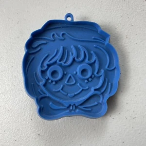 Vintage Raggedy Andy Cookie Cutter The Bobbs Merill Co. Blue Plastic Head 3" - Picture 1 of 5