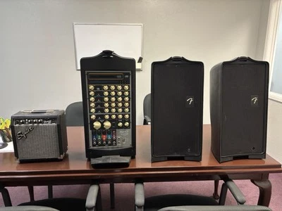 Equipo de música Fender: altavoces, mezclador y amplificador de guitarra Foto 1 de 4