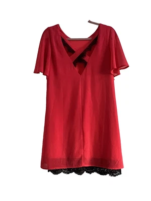 Праздничный красный платье-футляр с черной кружевной отделкой крестом назад трепетать рукав шифона - Изображение 1 из 4