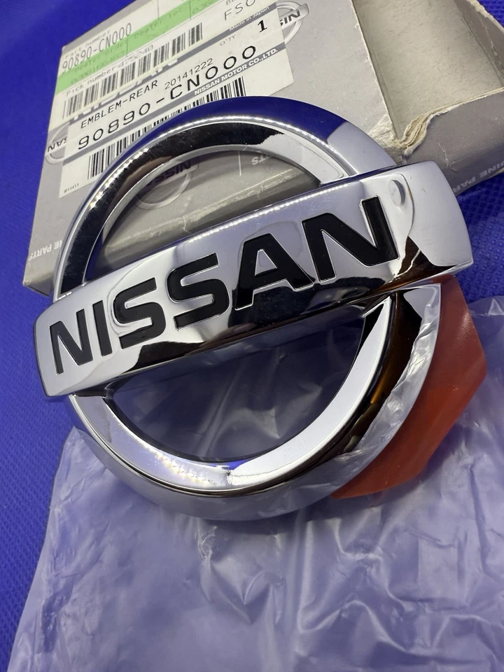 Logo Stemma Monogramma Posteriore OEM 90890-CN000 Nissan Juke F15 Originale
