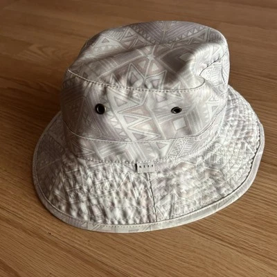 Sombrero de cubo Neff gris claro estampado OSFA Foto 1 de 4