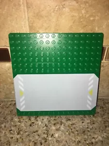 Lego Grundplatte grünes Gras und grauer Landeplatz misst 5 x 5 - Bild 1 von 4