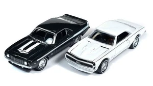 JOHNNY LIGHTNING, CHEVROLET Camaro 1969 verde e CHEVROLET Camaro 1967 bianco ... - Foto 1 di 3