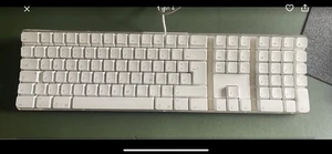 Apple A1048 EMC 1944 USB Wired QWERTZ German Keyboard Deutsche Tastatur, Weiß - Bild 1 von 4