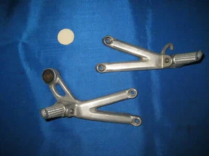 YAMAHA YZF R6 PEDANe POGGIAPIEDI POSTERIORi passeggero rear FOOTREST PLATES - Foto 1 di 1