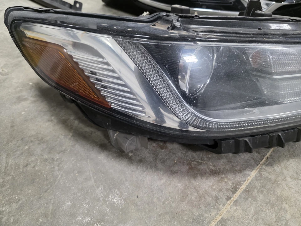 Ксеноновая фара для правой стороны пассажира 2017–2020 Lincoln Continental б/у - Изображение 1 из 2