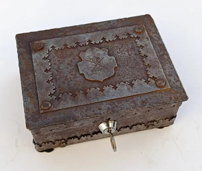 Boîte fer forgé blason ancien coffret métal lourd serrure clé iron box gothique - Photo 1/4