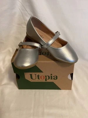 女孩假日鞋 10 码-乌托邦品牌-银色 Mary Janes — 第 1/4 张图片