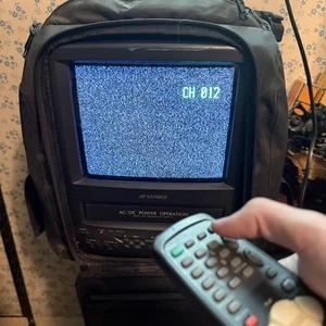 Sansui 9" TV / VCR Combo Retro Gaming TV COM0961B CRT TV mit Fernbedienung, Tragetasche - Bild 1 von 16