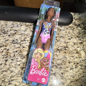 Barbie Beach Doll in costume da bagno farfalla viola con capelli neri lisci - Foto 1 di 4