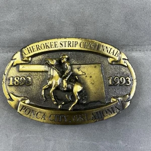 Hebilla de cinturón vintage de latón a tira CHEROKEE CENTENARIO Ponca City Oklahoma 1993 - Imagen 1 de 3