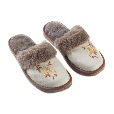 Acogedoras zapatillas de mujer hechas de lana interior y cuero blanco superior con bordado Foto 1 de 4