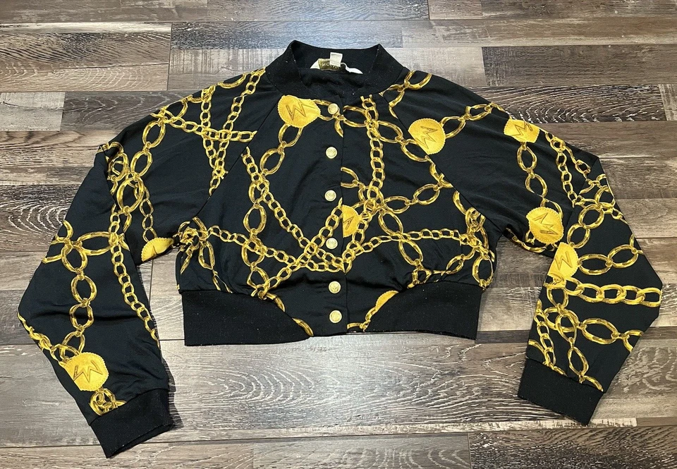 Nicki Minaj Feminino Logotipo Preto e Dourado Corrente Cropped Manga Longa XL Botão para Cima - Imagem 1 de 4