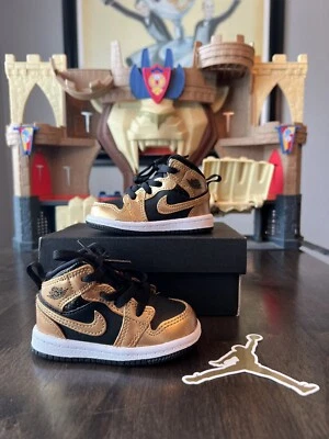 Sapato Jordan 1 Mid SE preto dourado metálico tamanho 4C infantil. - Imagem 1 de 4