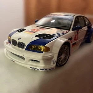 BMW M3 GTR 2001 escala 1/18 modelo de carrera blanco azul rojo pantalla usado - Imagen 1 de 11